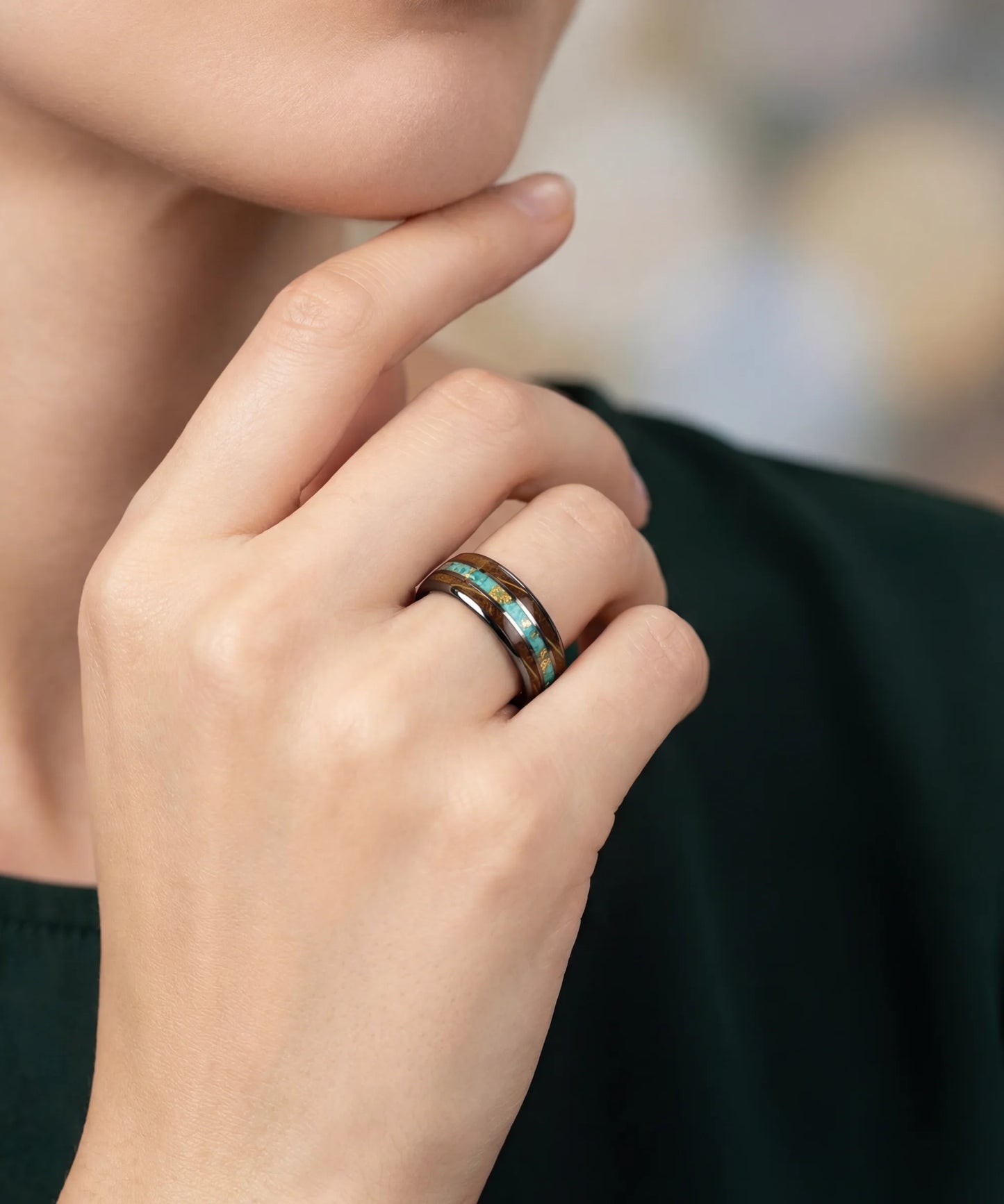 Alliance en bois Ark Nomad Turquoise noire portee au doigt, gros plan style Pandora