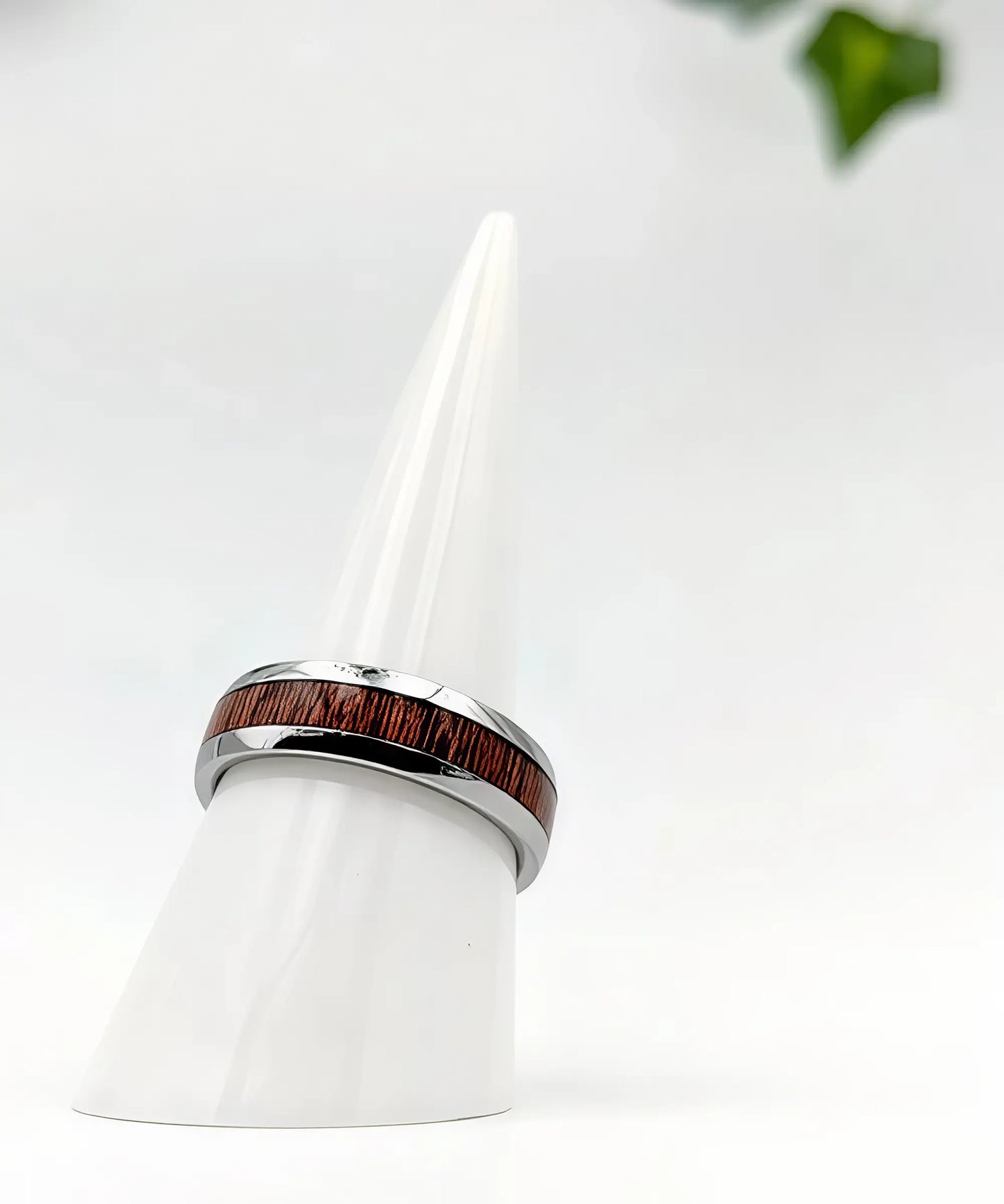 Bague en bois et argent Elior Klimt, alliance en tungstène argenté avec incrustation de bois raffiné, présentée sur un cône blanc pour une mise en valeur élégante.