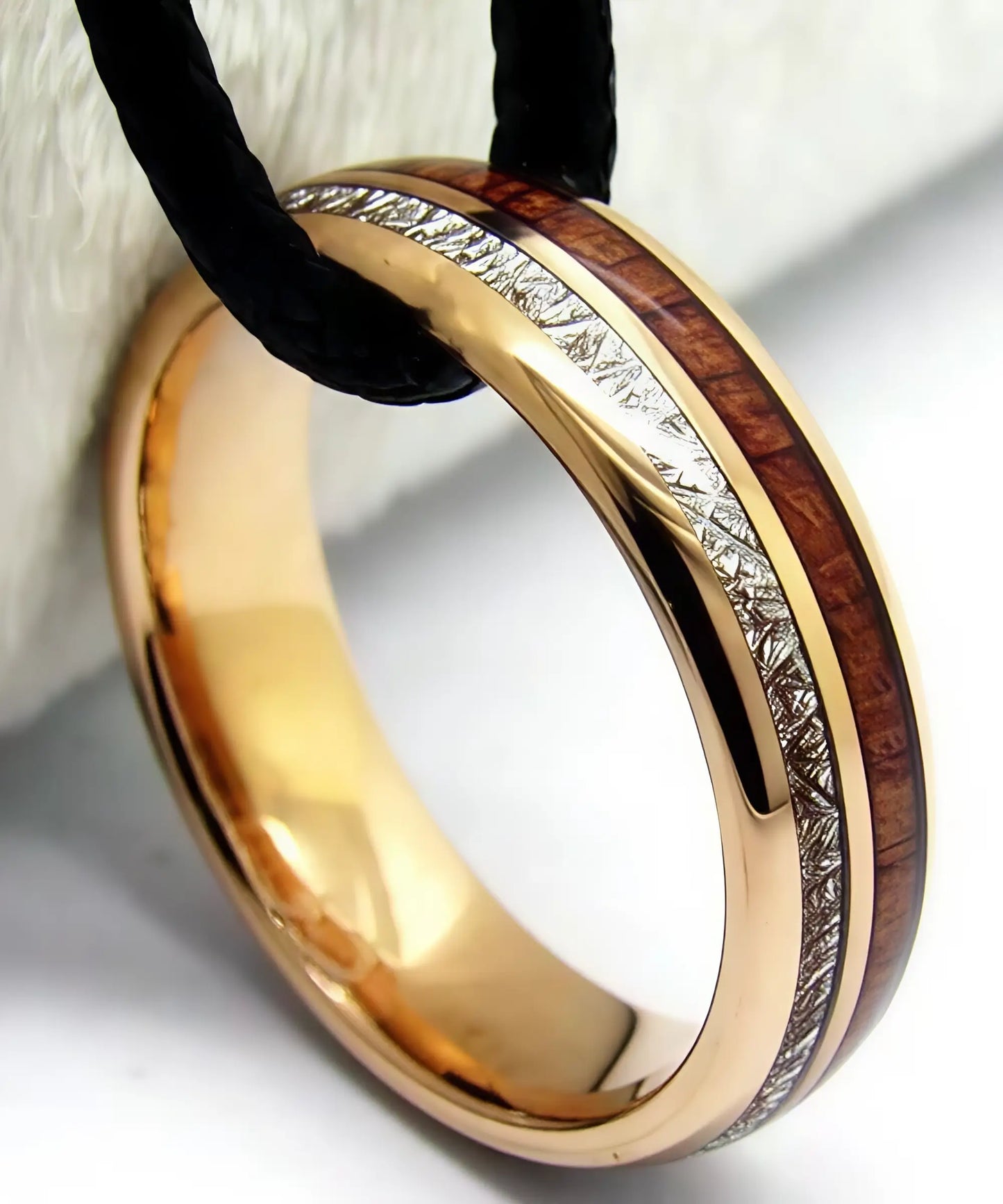 Bague en bois Duo d'Eden Sim or en tungstène doré, incrustée d'une bande en bois de koa naturel et d'un motif effet météorite, alliance élégante et durable
