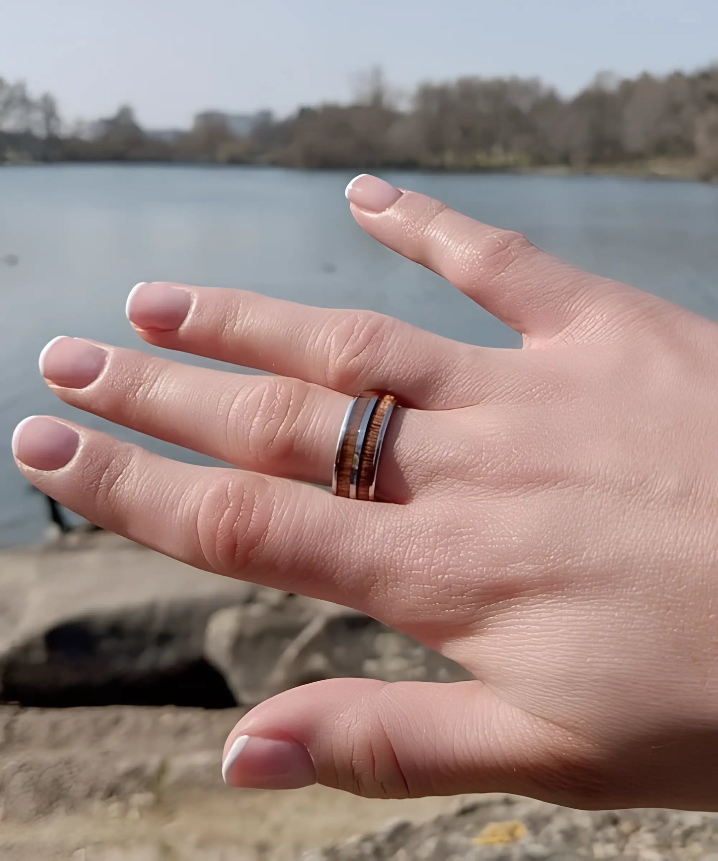 Bague en bois Duo Primordial Ève portée à la main, alliance élégante en tungstène argenté avec double incrustation de bois exotique