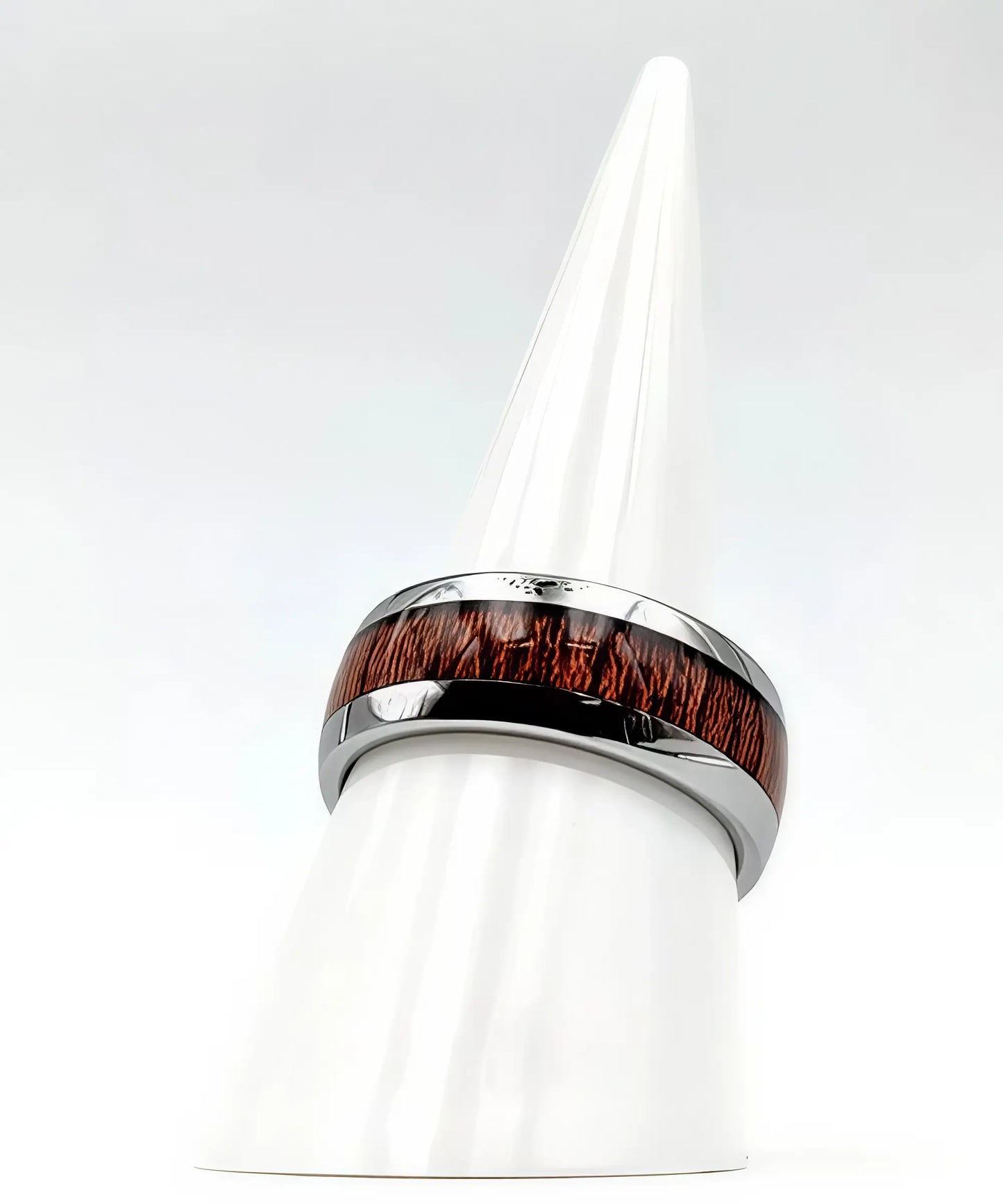 Bague en bois Elior Dim argent présentée sur un cône blanc, anneau en tungstène argenté brillant avec incrustation de bois de koa.