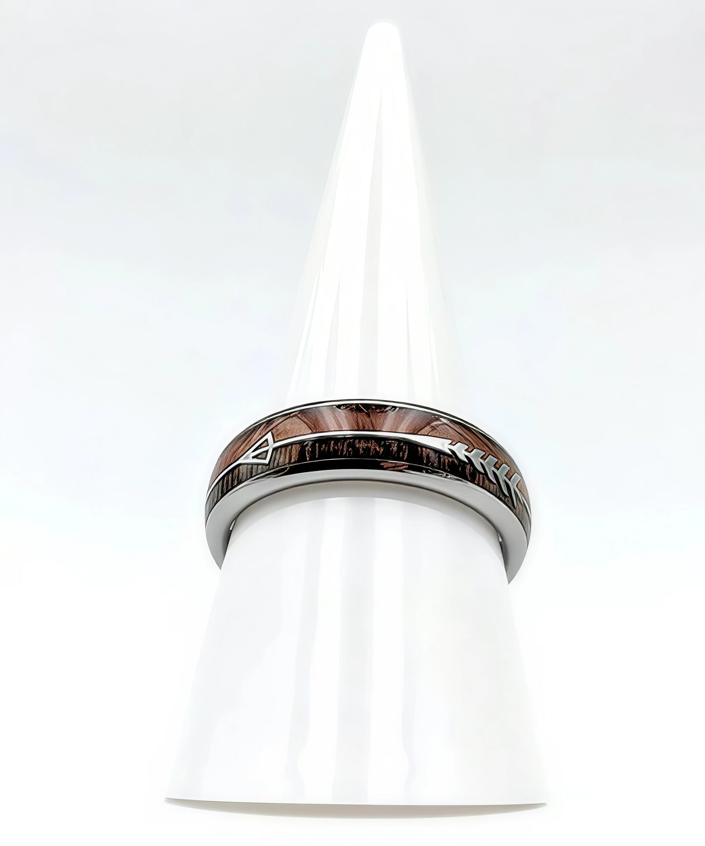 Bague en bois Flèche de Cupidon Argent Passion Sim, alliance en tungstène argenté avec incrustation de bois et motif flèche gravé, présentée sur un cône blanc.