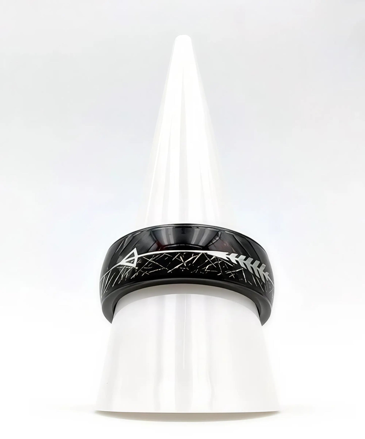 Bague Flèche de Cupidon noire Caprice en bois et tungstène noir, présentée sur un cône blanc, avec flèche argentée gravée et design élégant.
