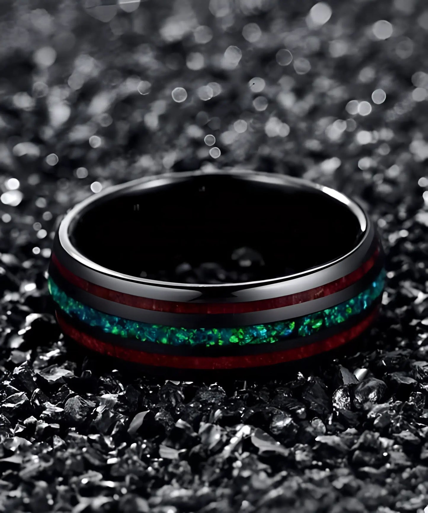 Bague en bois Ark Cod en tungstène avec deux bandes de bois de koa et une incrustation verte brillante, posée sur pierres noires scintillantes