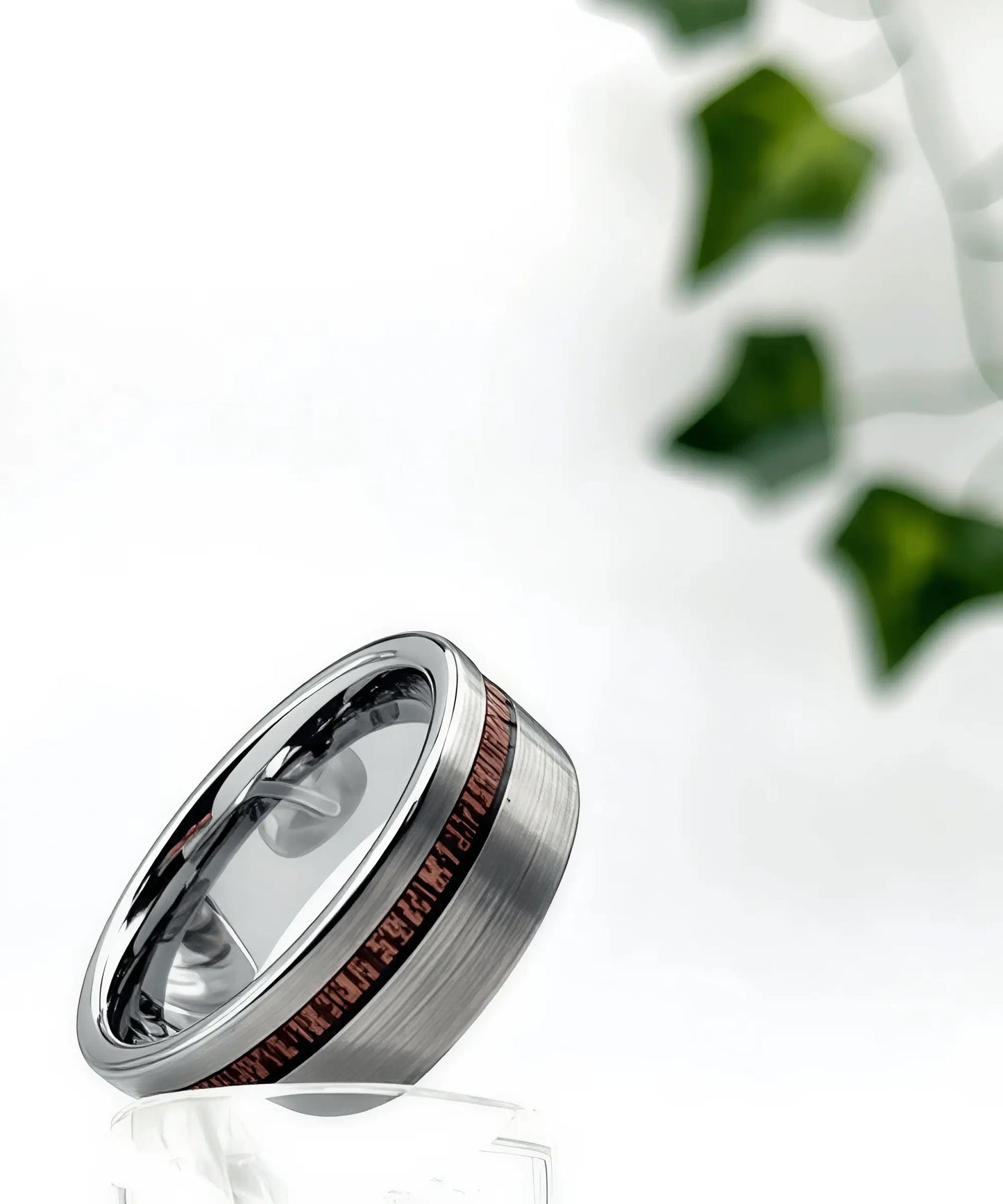 bague bois et tungstène argent brossé anneau moderne incrustation bois sombre finition élégante bijou homme design minimaliste fond blanc studio luxe naturel