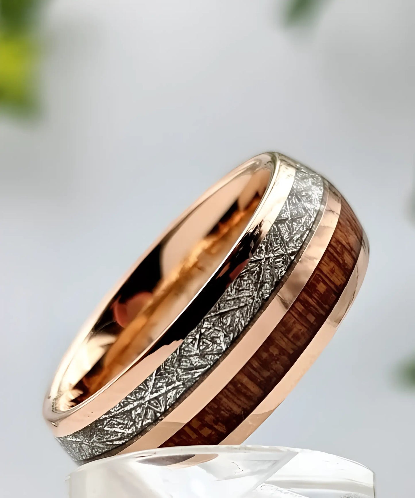 Gros plan sur la bague femme Duo d’Eden en bois et acier rose délicat avec incrustation argentée texturée