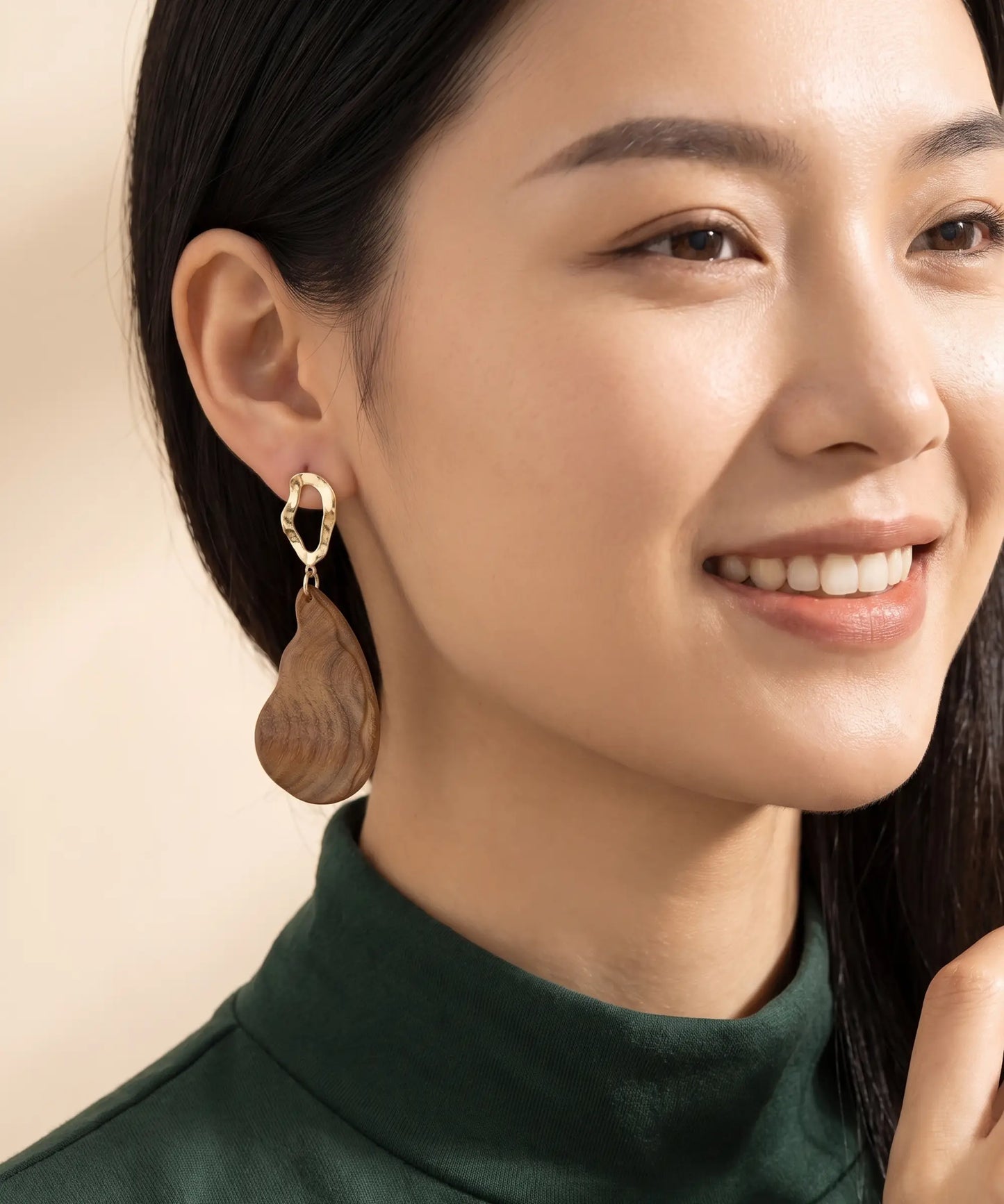 Boucles d'oreilles en bois Corail Goutte caramel portées par une femme, portrait style Pandora