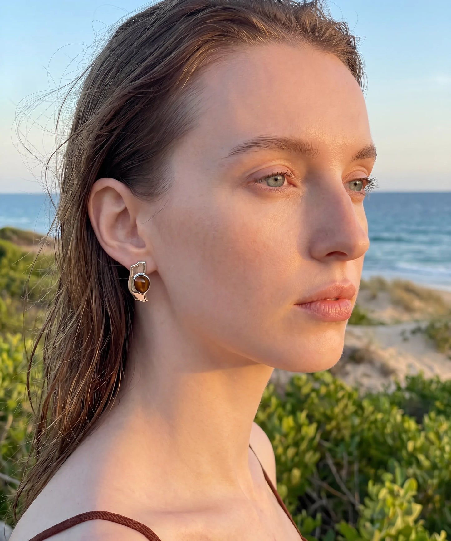 Boucles d'oreilles en bois Ondine Argent portees par une femme au bord de mer, style naturel