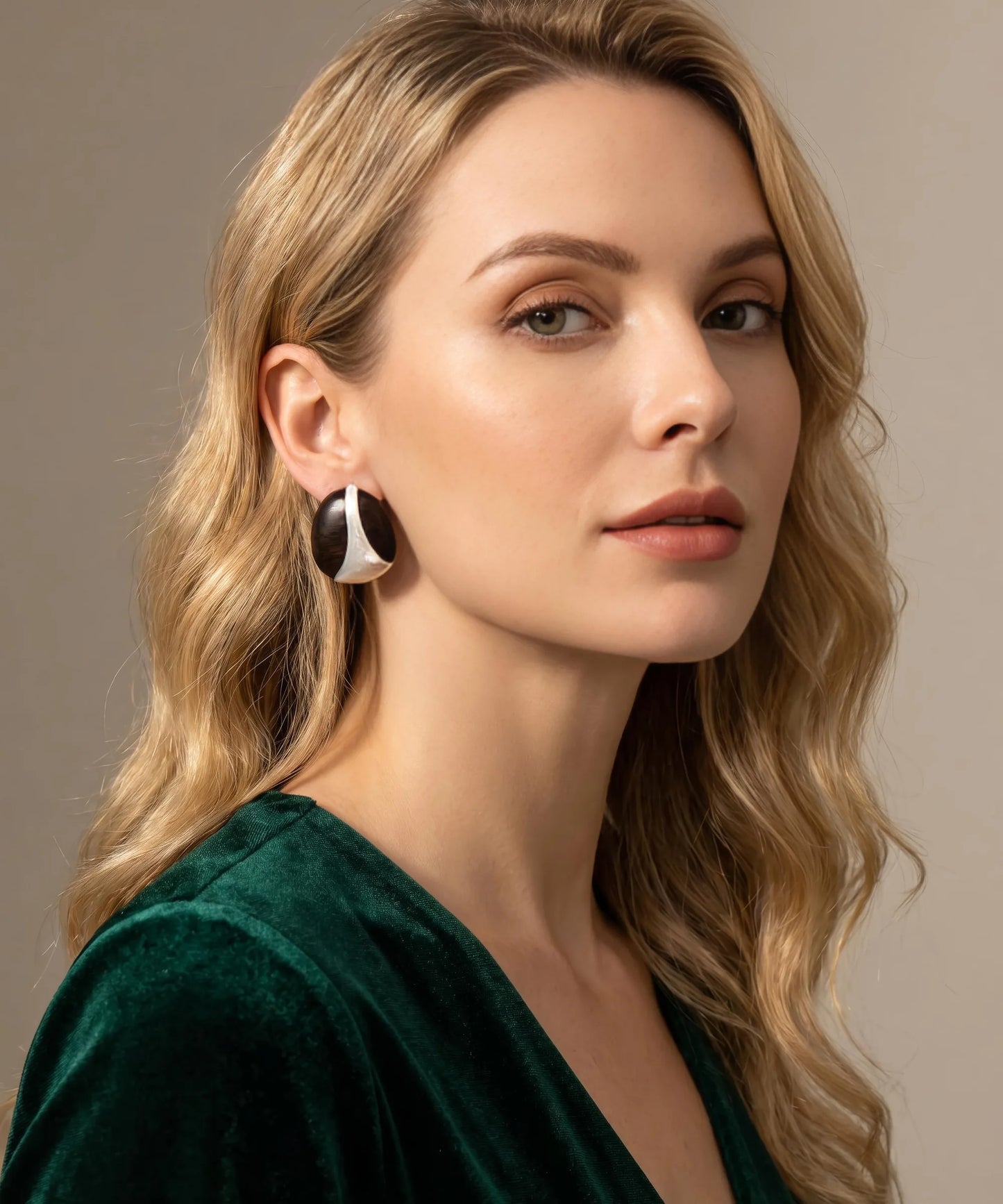 Boucles d'oreilles en bois Ondine Disque bicolore santal portees par une femme, portrait elegant