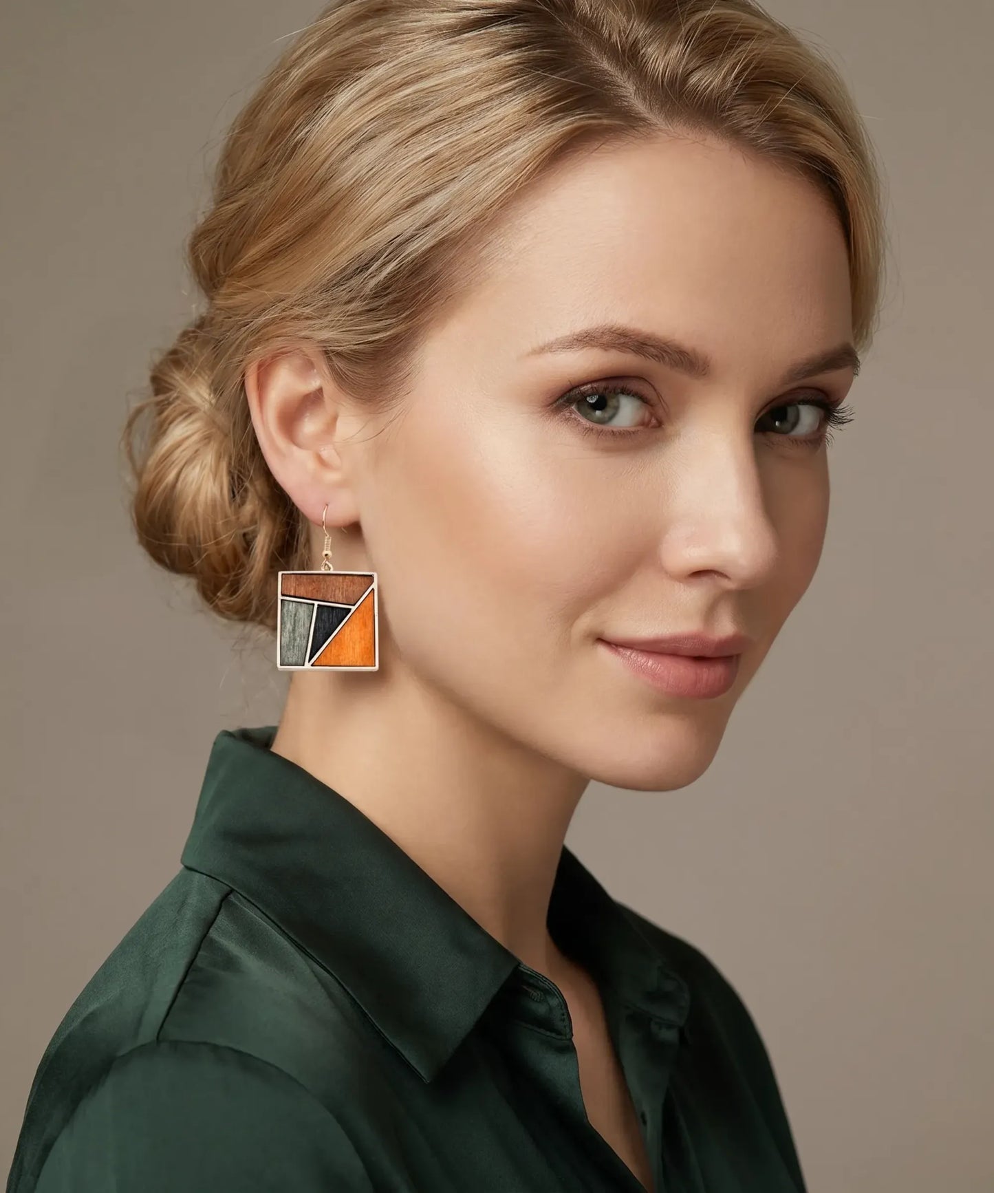 Boucles d'oreilles en bois Sylva Géométrique carré portées par une femme blonde, portrait style Pandora