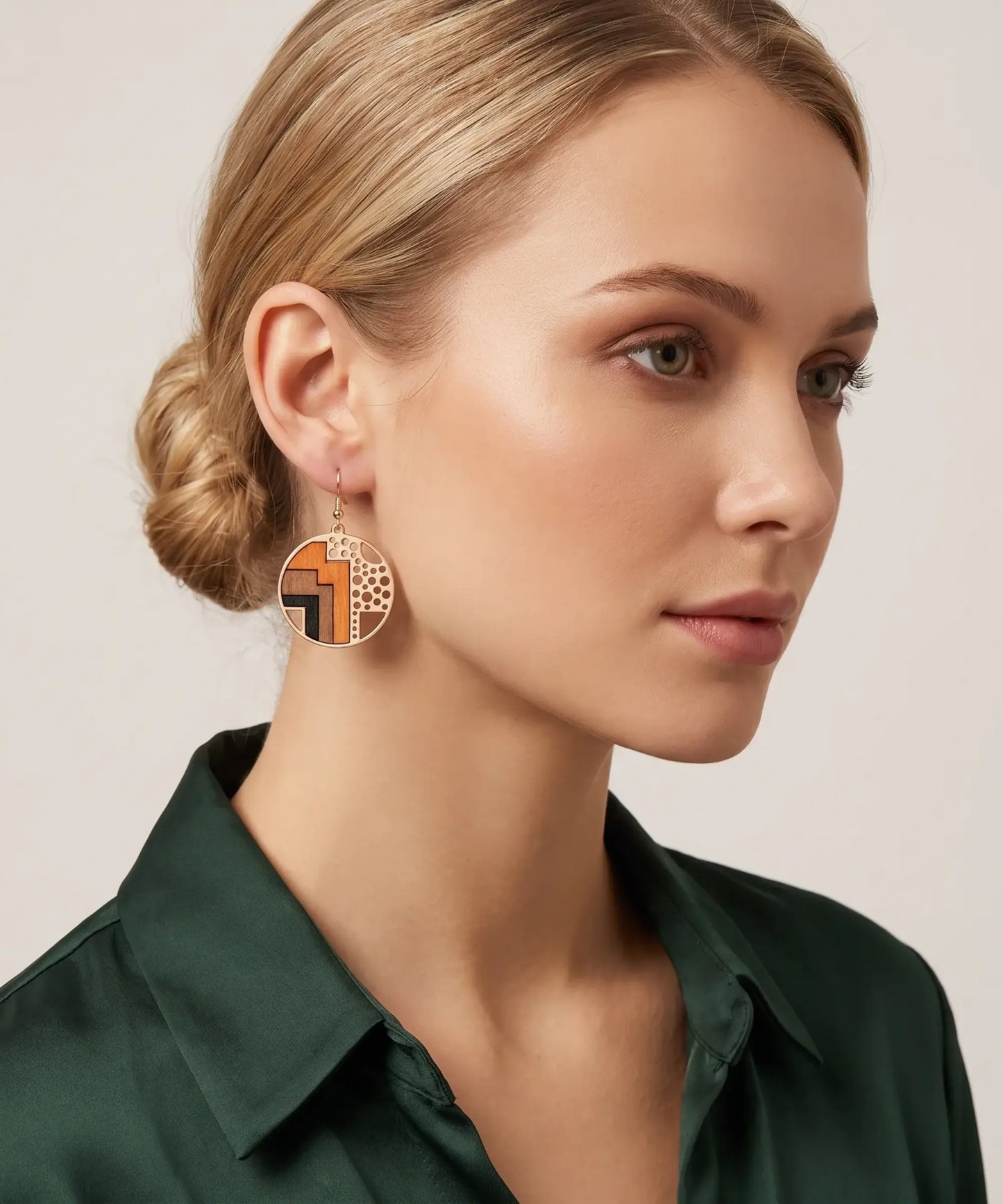 Boucles d'oreilles en bois Sylva Géométrique petit pendentif portées par une femme blonde, portrait style Pandora
