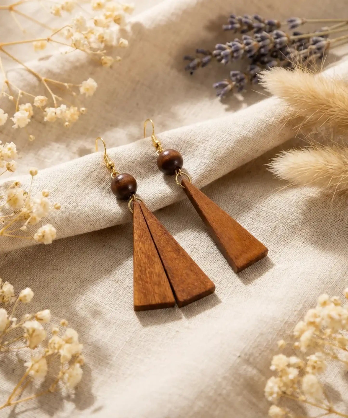 Boucles d'oreilles en bois Sylva Triangle asymétrique sur lin beige et fleurs séchées, style bohème