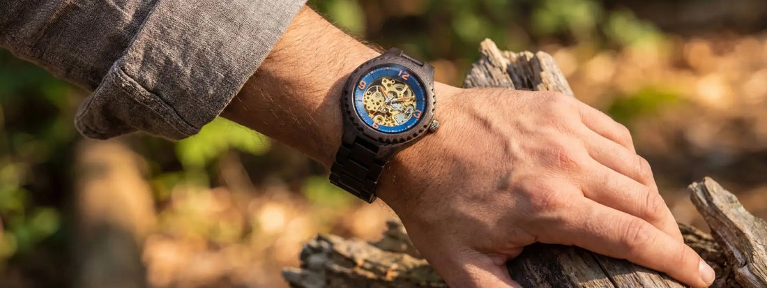 montre en bois homme cadran squelette mécanique bracelet bois naturel style authentique vintage montre artisanale écologique accessoire élégant tendance horlogerie bois look robuste masculin