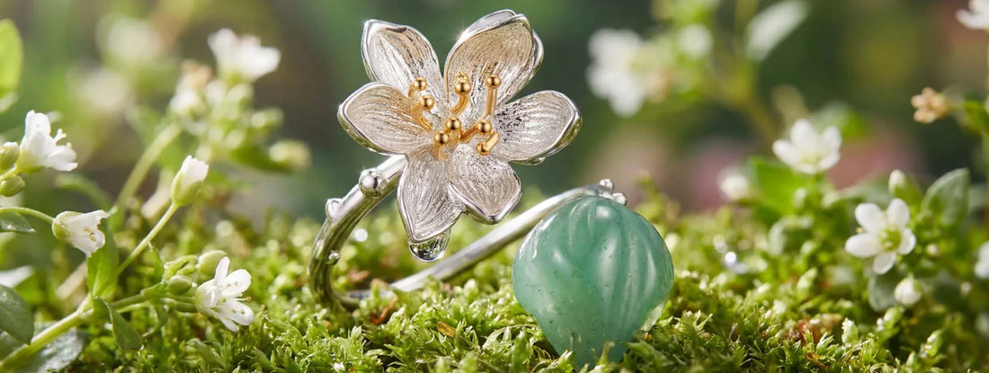 bague fleur en argent 925 ajustable avec pierre verte bijou nature élégant sur fond floral printanier