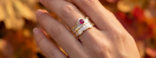 bague feuille argent et or avec pierre rouge portée à la main style nature bijou élégant automnal