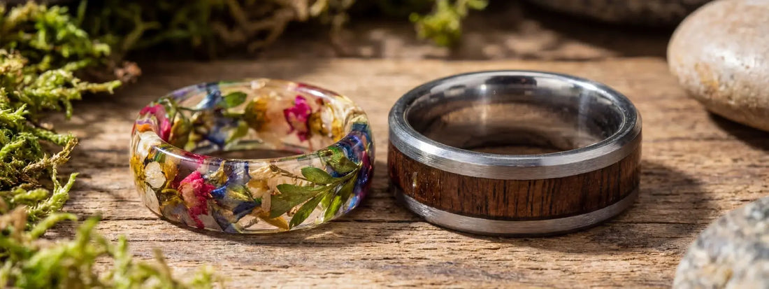 bague en résine avec fleurs séchées multicolores et bague bois tungstène comparaison bijoux naturels sur fond bois