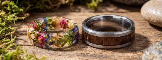 bague en résine avec fleurs séchées multicolores et bague bois tungstène comparaison bijoux naturels sur fond bois