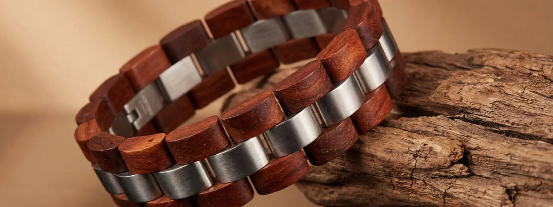 bracelet en bois et acier inoxydable style naturel bijou homme robuste sur fond bois texture artisanale
