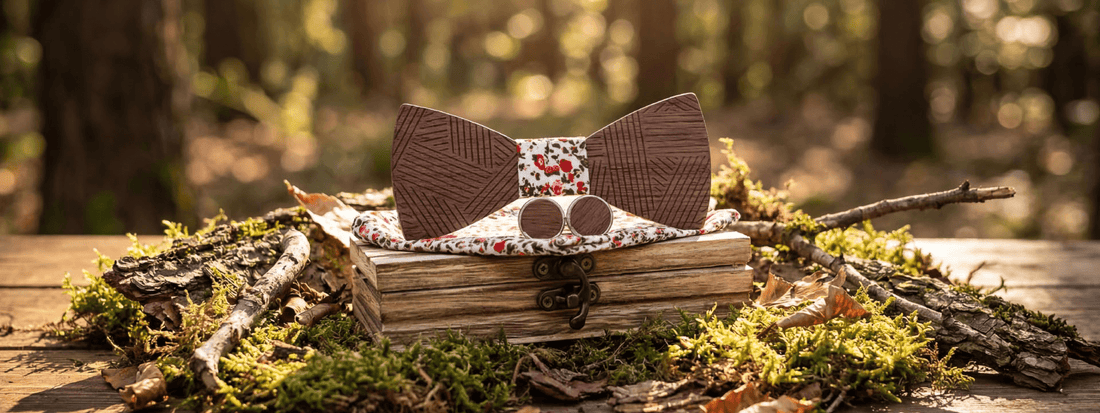 coffret noeud papillon en bois avec boutons de manchette et pochette motif floral cadeau homme élégant style naturel sur table forêt