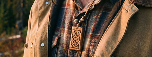 collier bois homme pendentif motif celtique bijou artisanal cordon cuir perles style rustique nature tenue casual automne accessoire masculin authentique