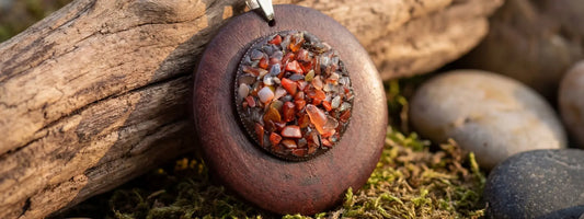 pendentif bois et pierres naturelles collier artisanal rond incrustation minérale rouge bijou nature style bohème élégant cordon cuir ambiance forêt automne