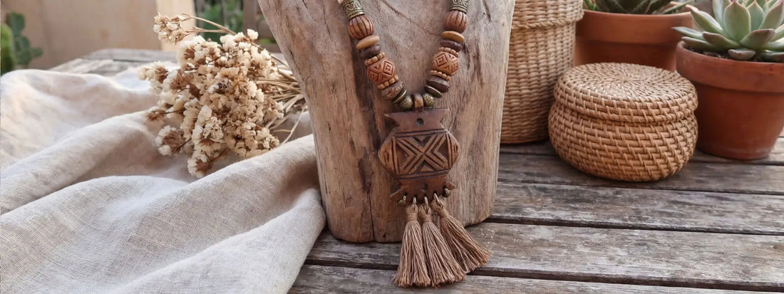 collier bois ethnique bohème pendentif sculpté perles naturelles bijou artisanal style tribal pampilles macramé cordon rustique accessoires naturels tendance bohème chic fait main décoration organique