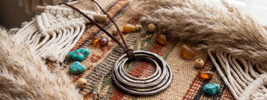 collier bohème écoresponsable pendentif anneaux superposés style minimaliste naturel cordon cuir bijou artisanal durable pierres naturelles turquoise ambre accessoires bohème chic tendance écologique