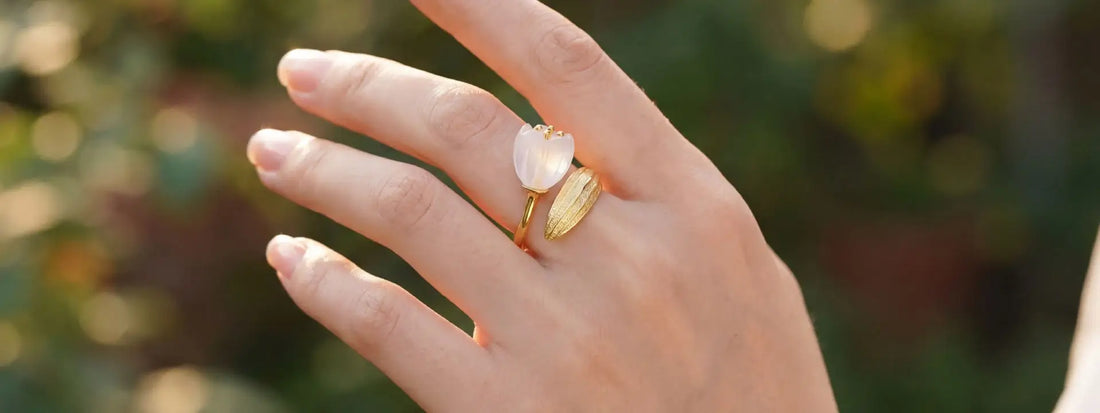 bague réglable fleur dorée pierre blanche bijou femme élégant design floral bague ouverte tendance minimaliste