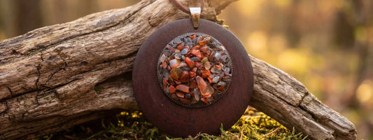 pendentif bois et résine pierres naturelles collier artisanal bijou rond incrustation minérale style bohème nature automne cordon cuir accessoire unique élégant
