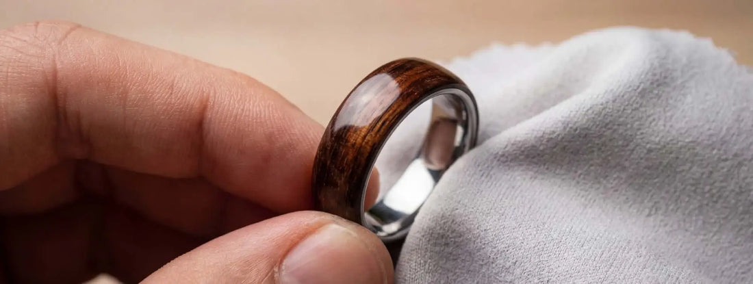 nettoyage bague bois tungstène chiffon microfibre entretien doux bijou bois gros plan main naturelle