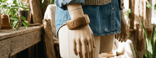 bracelet manchette en bois massif porté sur mannequin style naturel bohème intérieur atelier artisan bois chaleureux