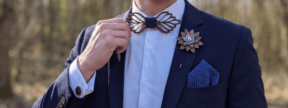 noeud papillon en bois original forme ailes porté avec costume bleu boutonnière fleur style élégant mariage naturel