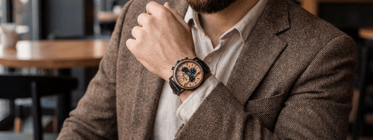 montre en bois homme portée avec costume élégant style casual chic cadran bois bracelet cuir ambiance café
