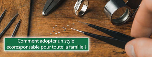 Atelier d’artisan bijoutier avec pinces, loupes, anneaux et petites pierres précieuses sur une table en bois. Texte : Comment adopter un style écoresponsable pour toute la famille ?