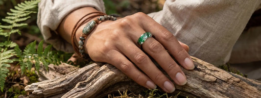 bague en résine verte portée à la main style naturel avec bracelets bois et cuir look bohème en extérieur