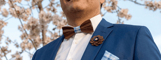 noeud papillon en bois porté avec costume bleu mariage accessoire homme élégant boutonnière fleur style naturel chic