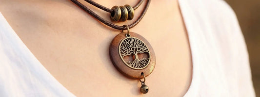 collier en bois avec pendentif arbre de vie porté au cou bijou naturel style bohème élégant corde cuir