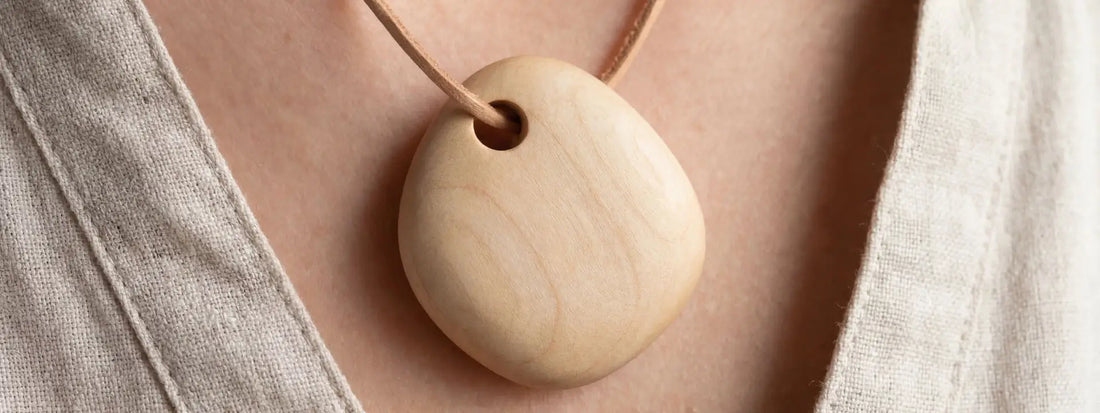 pendentif bois minimaliste forme organique collier naturel cordon cuir bijou épuré élégant style bohème chic accessoire artisanal unisexe texture bois clair look authentique nature