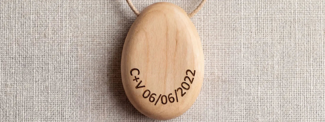 pendentif bois gravé personnalisé collier prénom date bijou unique cadeau personnalisé couple initiales bois naturel cordon cuir style minimaliste artisanal gravure fine accessoire symbolique amour