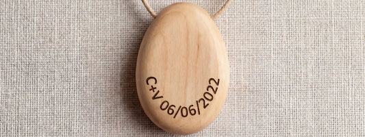 pendentif bois gravé personnalisé collier prénom date bijou unique cadeau personnalisé couple initiales bois naturel cordon cuir style minimaliste artisanal gravure fine accessoire symbolique amour
