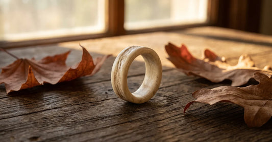 Bague en bois de cerf a la texture naturelle, bijou brut et elegant