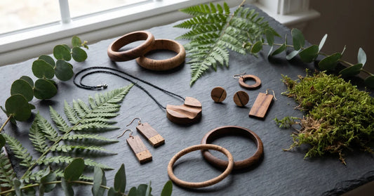 Bijoux vegan en bois (bagues, bracelet, pendentif) sur ardoise avec feuillage naturel