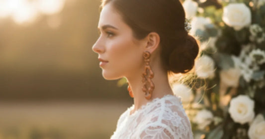 Mariée portant boucles d'oreilles en bois pour mariage, lumière dorée naturelle, robe en dentelle, fleurs blanches et eucalyptus
