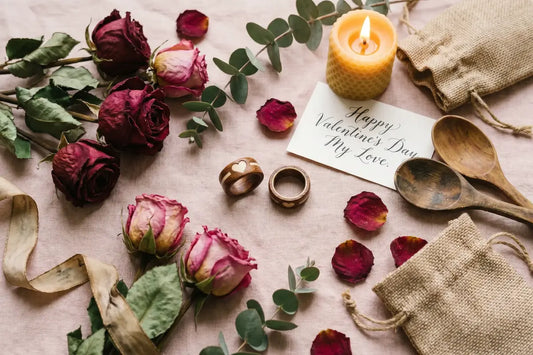 Bijoux en bois pour couple, cadeau de Saint-Valentin avec roses sechees