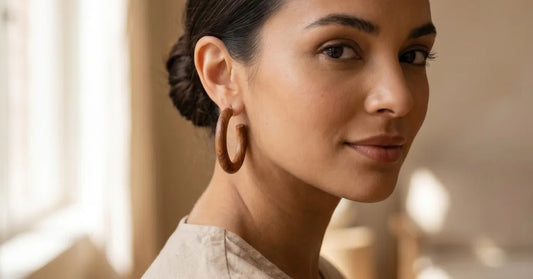 Femme portant des boucles d'oreilles en bois, harmonie avec la forme du visage