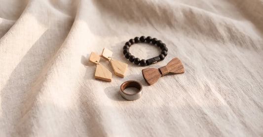 Sélection de bijoux en bois français : bague, boucles d'oreilles, bracelet et nœud papillon