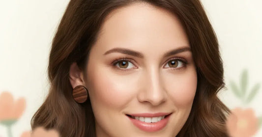 Femme portant des boucles d'oreilles puces en bois élégantes