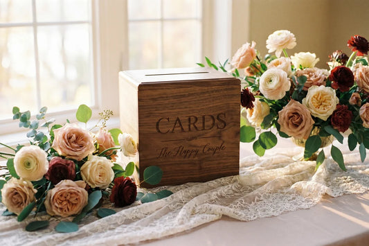 Urne de mariage en bois sur une table decoree de fleurs