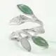Bague en forme de feuilles en argent avec pierres vertes, bijou inspiré de la nature au design végétal élégant