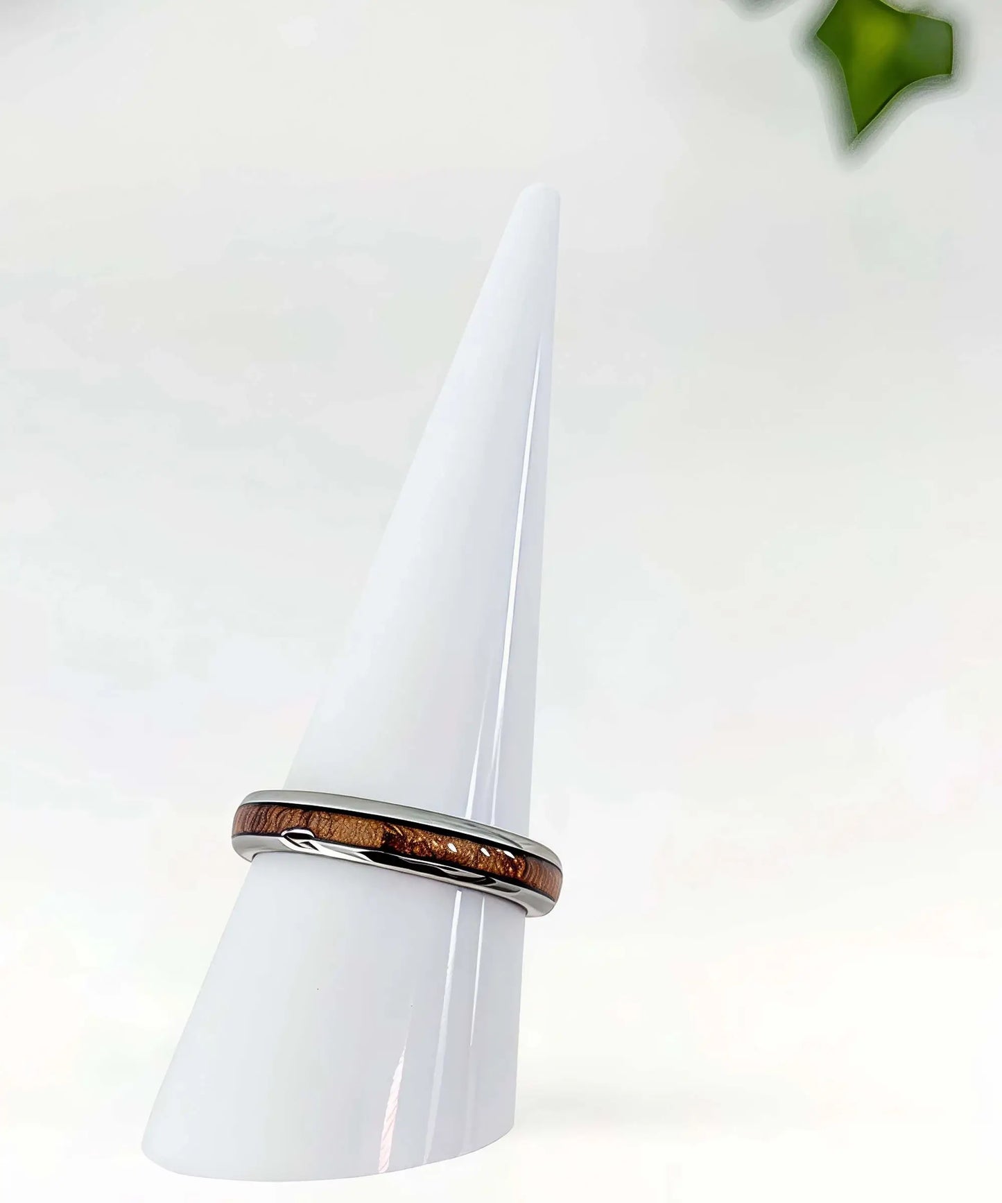 Bague de fiançailles Elior Tana en bois et argent, alliance élégante en tungstène poli avec incrustation de bois naturel, présentée sur un cône blanc.